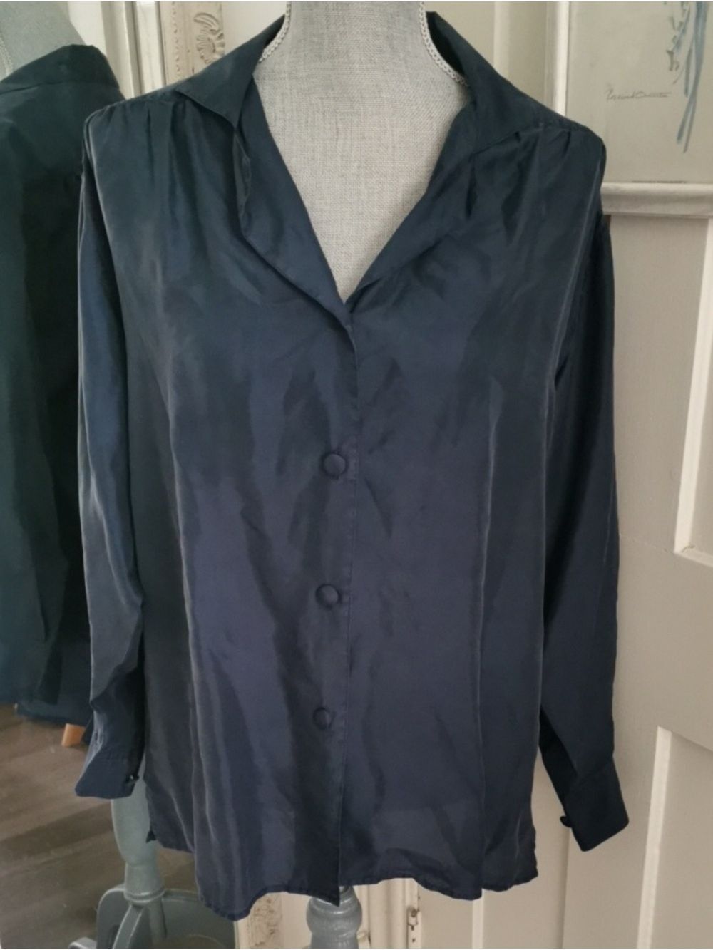 Womens Vintage Undercover Navy Classic 100% Silk Buttondown Blouse. Size M